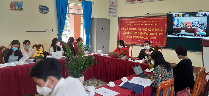 Đoàn công tác Bộ Giáo dục và Đào tạo thăm, hỗ trợ kỹ thuật dạy học tăng cường tiếng Việt tại Trường Tiểu học Nguyễn Khuyến, xã Ea Sol.